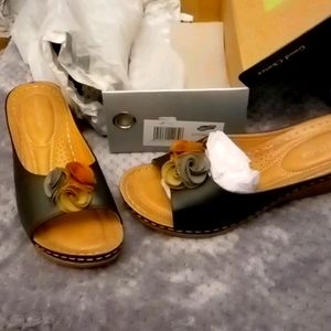 Black slide in wedges